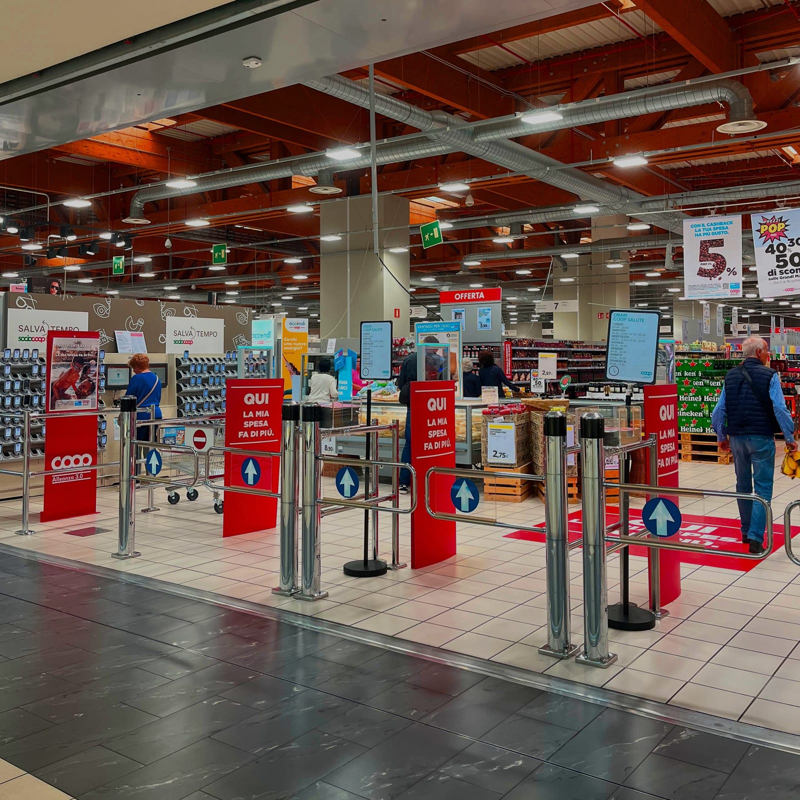 L'ingresso dell'Ipercoop del Centro Meduna, con le casse e i reparti del supermercato